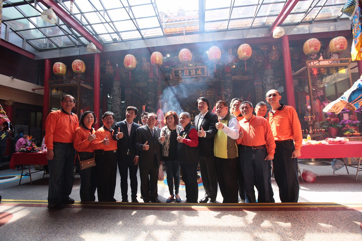 基隆市長林右昌說，基隆市現在有許多重大工程正在進行，希望在王爺的庇佑之下，能夠順利推動。議長宋瑋莉與立委蔡適應，也都同聲祈求開漳聖王庇佑基隆風調雨順、市民平安。 圖：翻攝自基隆市政府網站