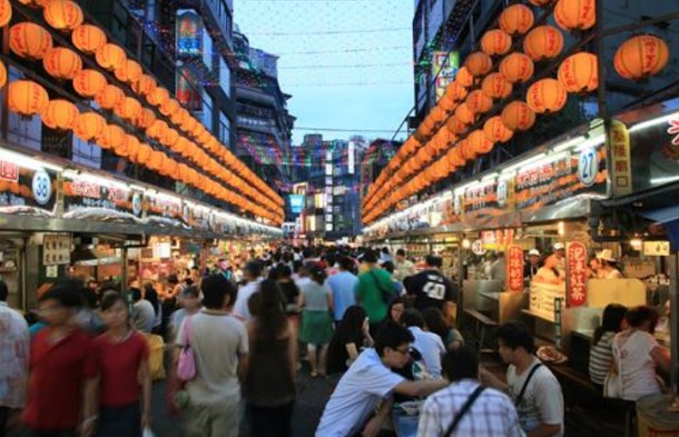 為慶祝開漳聖王1361年聖誕，基隆市奠濟宮今(12)日舉行熱鬧的慶祝活動，除了早上的祭拜之外，下午的遶境祈福跟晚上的福宴，都是重頭戲，更是廟口的商家，每年必與的盛會。 圖：翻攝自基隆市政府網站