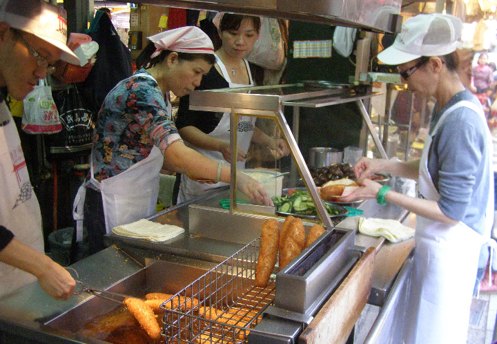 基隆廟口營養三明治，沒有一般的油膩口感，是原創口味，難怪大家願意排隊，就為了那一口的滿足感。 圖：翻攝自基隆旅遊網站