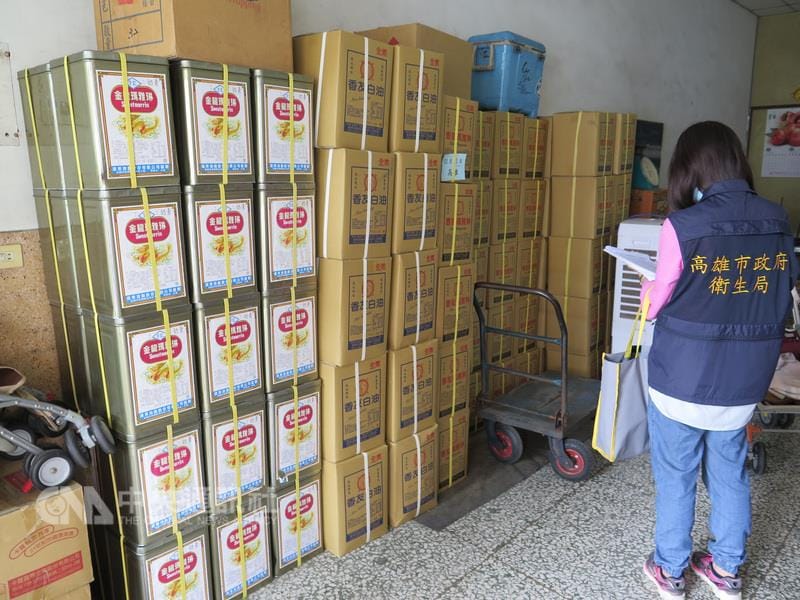 針對使用逾期油脂，遠東油脂公司今天出面說明，表示是員工在調度、操作過程中因疏忽，造成新、舊原料出現小部分混合，未來會加強員工教育訓練和品質管控，且已自主回收，其中有問題僅10幾噸。 圖：中央社