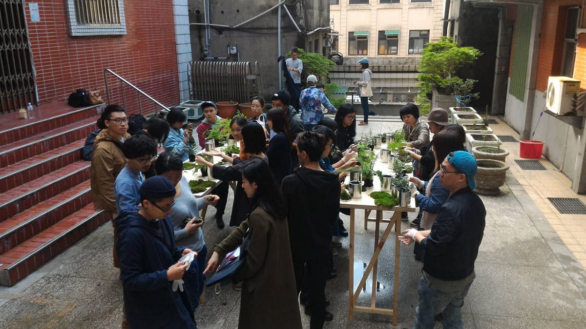 3月12日展覽閉幕現場--苔球工作坊，綠色幽默品牌創辦人--Luke向民眾講解苔球製作與養護方式。
 圖：翻攝自基隆市政府網站