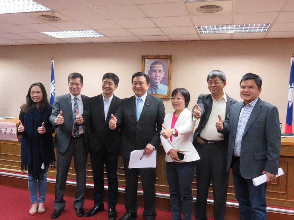 由於該報導影射的三位民進黨國防委員會立委又常上政論節目的人，共有三位，其中只有劉世芳，刻正力拼高雄市長黨內初選提名。 圖:翻攝自劉世芳臉書