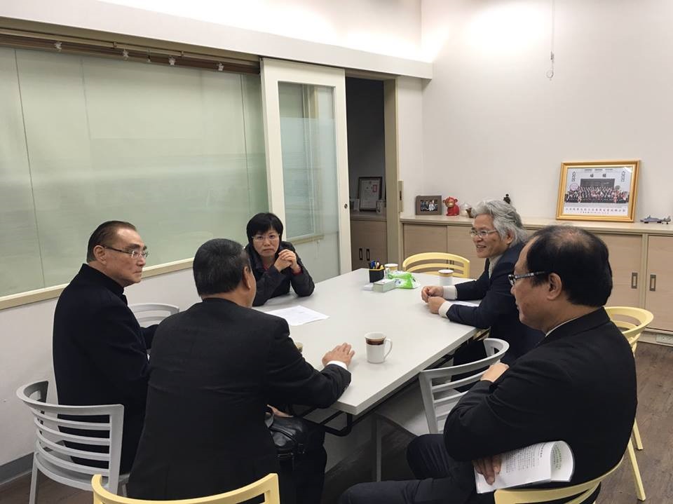 為爭取提升包含「戰鬥部隊加給擴大適用對象」、「尉官調增志願役勤務加給」、「網路戰勤務加給」、「戰航管勤務加給」、「電展室情報職務加給」、「三軍儀隊加給」等六項部隊戰鬥加給，身為國防委員會委員的劉世芳，在立院開議之際，特別邀請國防部馮世寬部長、行政院人事行政總處施能傑人事長一同商討，希望可以加快政策規劃流程，在三月底呈報行政院核定，好讓守護台灣的國軍官兵，有更好的從軍環境，也讓國人有更安全的台灣。 圖:翻攝自劉世芳臉書