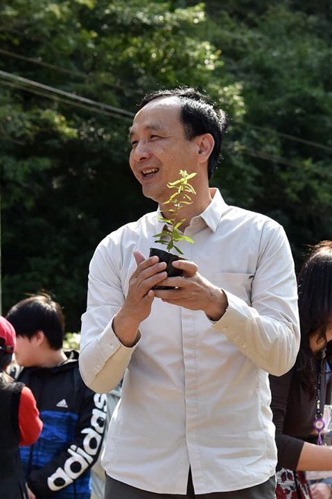 新北市長朱立倫特別感謝嘉義大學、辜嚴倬雲植物保種中心、大成長城公司對復育烏來杜鵑實生苗的全力支持，讓烏來杜鵑的實生苗在新北市開始生根在石碇淡蘭古道 圖:翻攝自朱立倫臉書