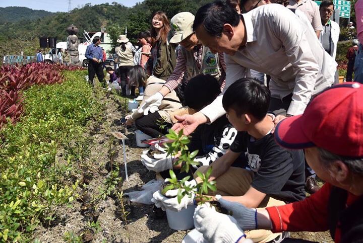 新北市長朱立倫12日到石碇區淡蘭古道，出席「106年植樹節推廣：實生苗繁育大作戰」，與現場貴賓和民眾，種下第一批烏來杜鵑實生苗，朱立倫說，在植樹節復育烏來杜鵑，使這個節日更加意義非凡。 圖:翻攝自朱立倫臉書