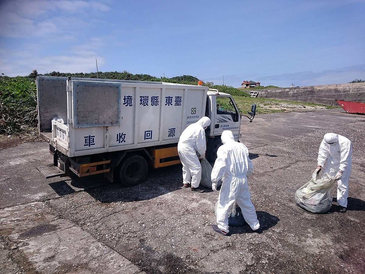 環保署今天公布巡查綠島海岸發現的油污狀況。 圖:行政院環保署提供