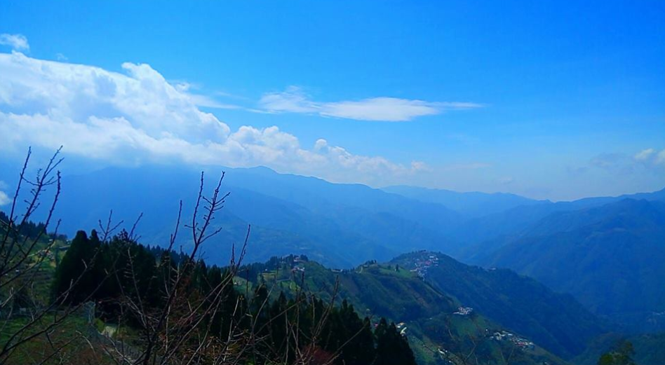 站在位於上巴陵的恩愛農場，可將山底景色近收眼底。 圖：Peter Yeh提供