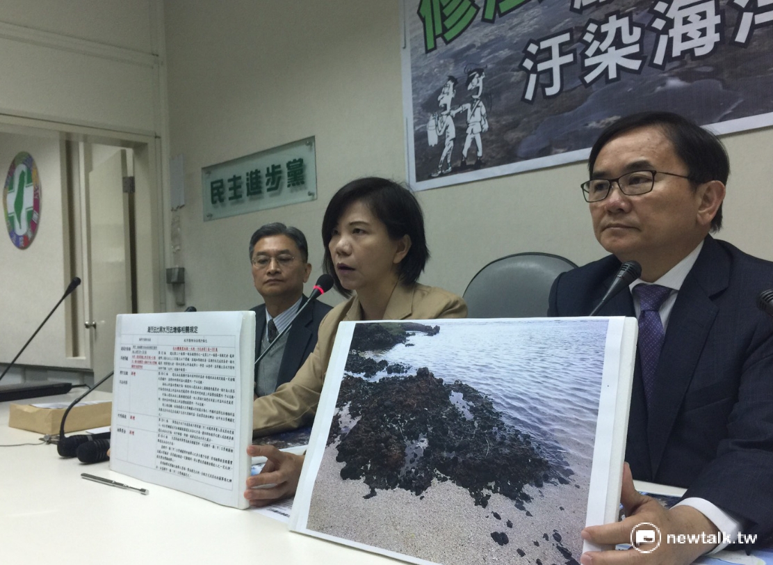 民進黨團幹事長葉宜津（中）表示，綠島油污事件是惡意且刻意行為，未來將修法加重罰責到最高3億元。 圖：柯昱安/攝