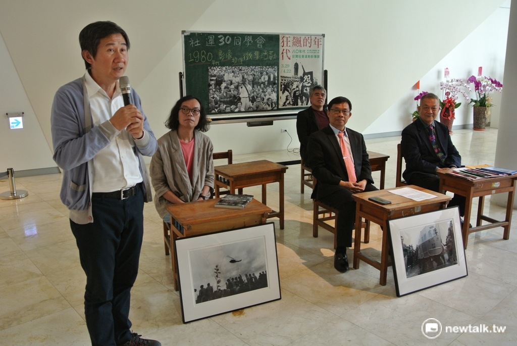 「社運30年」徵件記者會布置成教室模樣。文化局長陳文彬談起當年在街頭的情景，「身為鹿港人很驕傲」。 圖：唐復年/攝