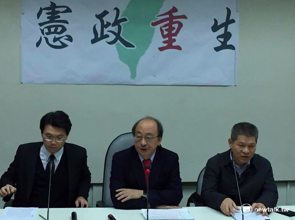 針對前總統馬英九14日因教唆洩密案遭到北檢起訴，民進黨團總召柯建銘(中)召開記者會呼籲，「面對接下來的案件，馬英九應該要伏首認罪」。 圖：鄭佑漢/攝