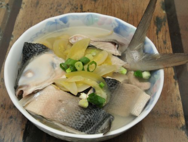 虱目魚又稱國姓魚，整條魚都能充分利用，打成魚漿、做成魚丸，或是取皮和骨頭熬製成魚湯。  圖：翻攝自雲嘉南濱海國家風景區網站