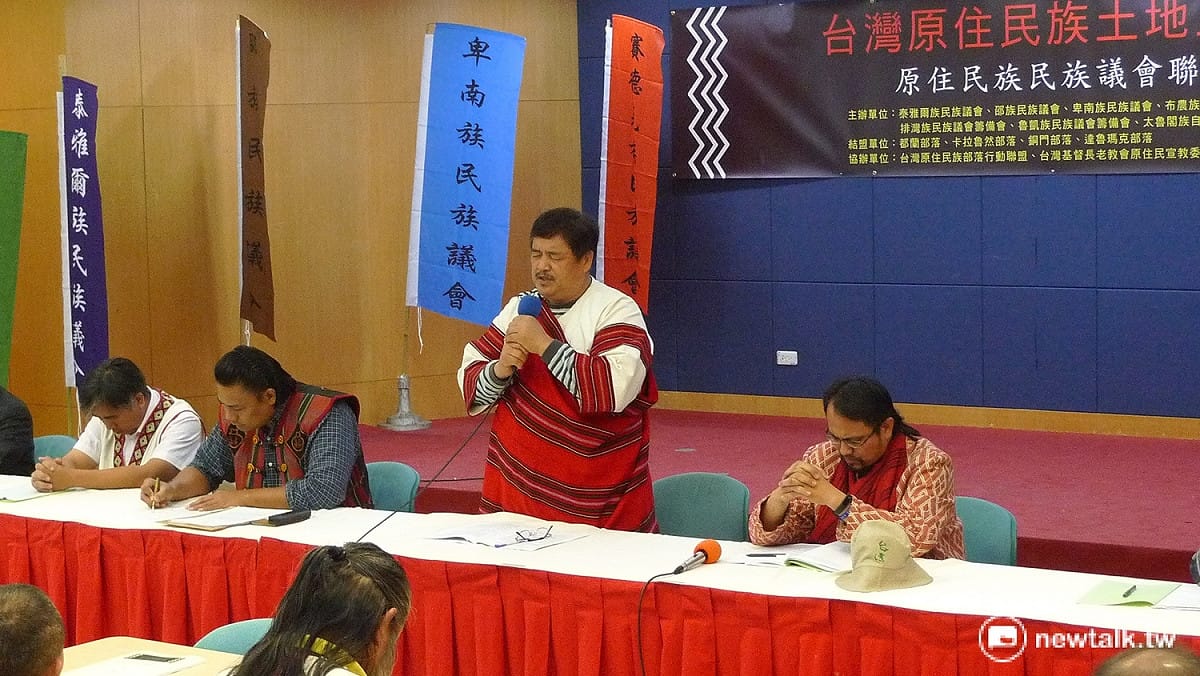 泰雅爾族民族議會議長Utux Lbak在論壇開始前，沉痛禱告，誓言讓還我土地運動再起，發出公義之聲。 圖：汪少凡/攝