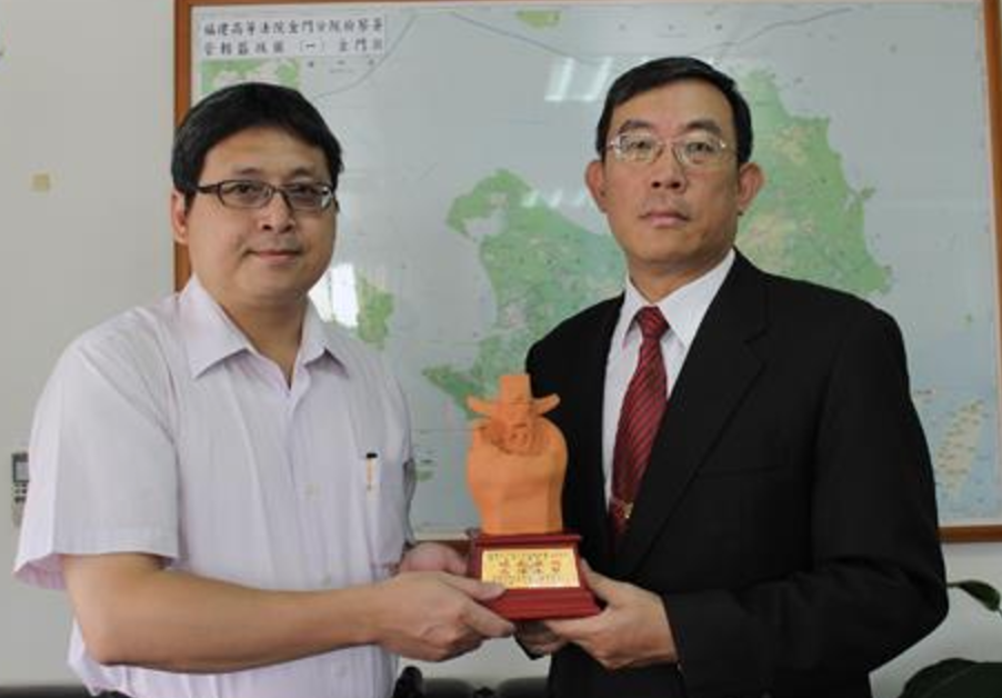 周士榆（圖左）當年擔任金門地檢署主任檢察官時，現任北檢檢察長邢泰釗（右）則是金門高分檢檢察長。 圖：金門高分檢提供