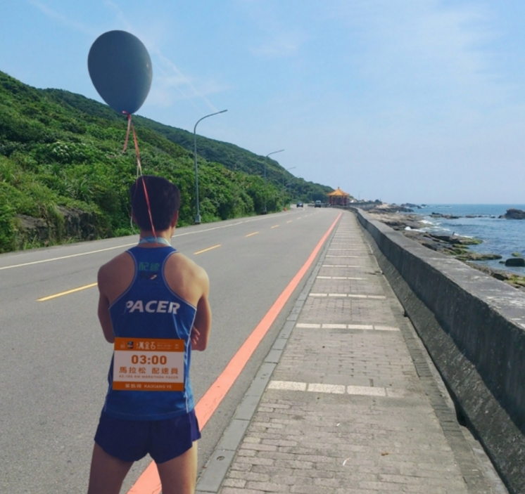 選手鳴槍起跑後，可飽覽北海岸美麗海岸線。 圖：翻攝自新北市萬金石馬拉松網站
