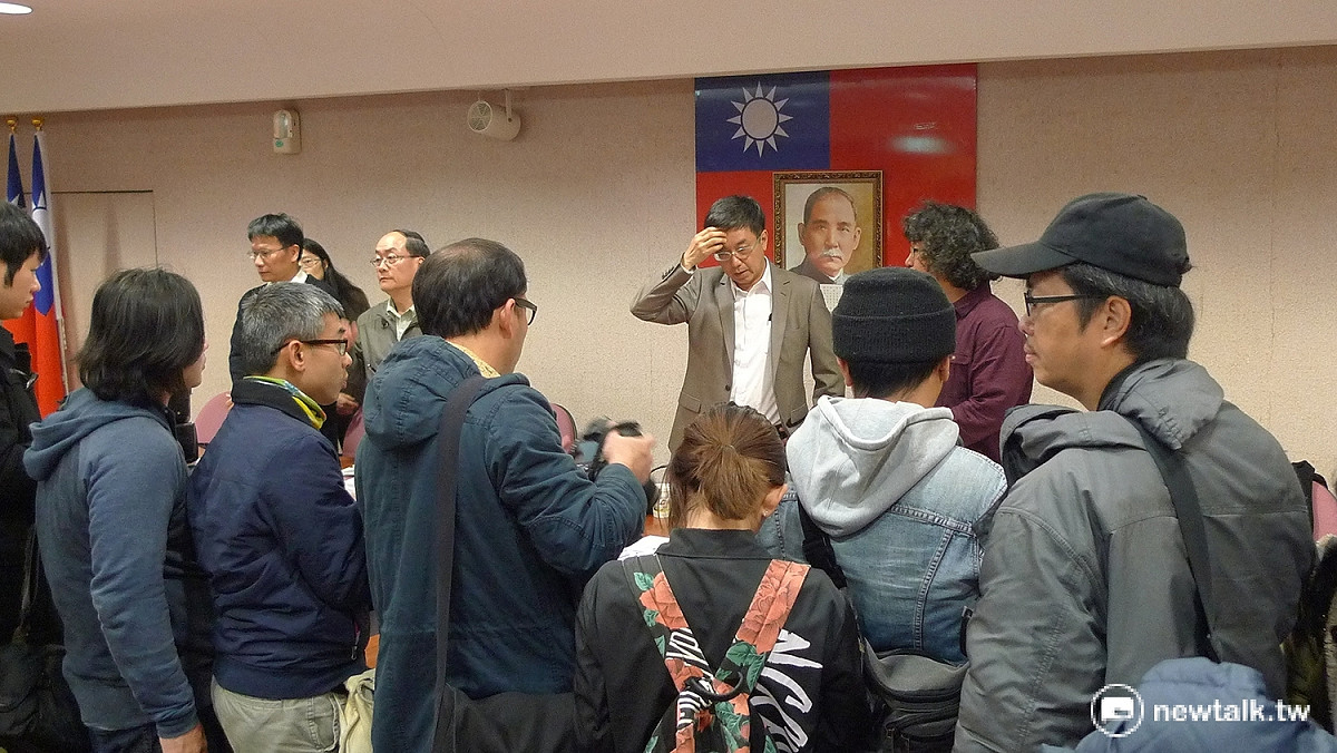 原住民魚貫進入林務局。 圖：汪少凡/攝