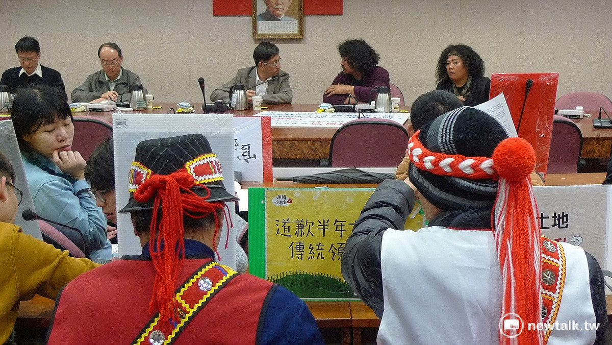 在林務局裡，族人與林務局官員針對山林議題交鋒。 圖：汪少凡/攝