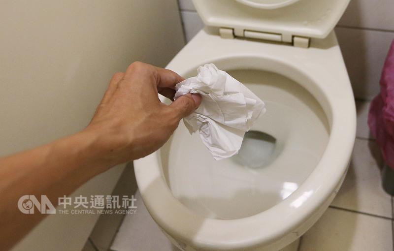 環保署今（14）日召開記者會，鼓勵國人從今天開始改變如廁習慣，將衛生紙丟入馬桶內。 圖：楊亞璇攝