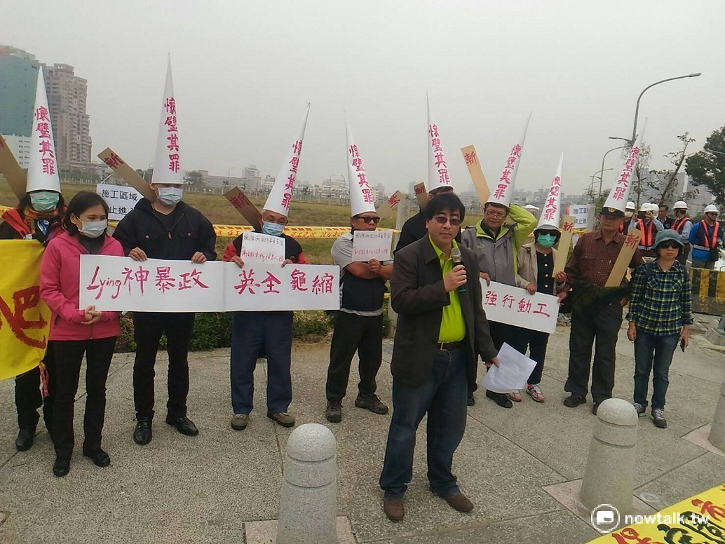 民眾抗議台南鐵路地下化東移工程。 圖：新頭殼資料照。