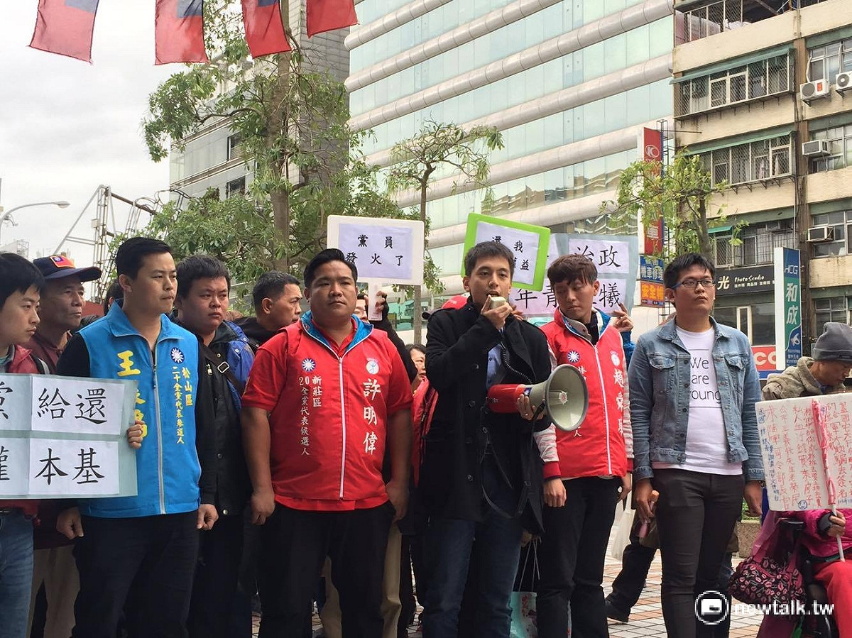 國民黨黨代表15日群聚在黨中央門口前抗議，黨代表選制改變制度。 圖：鄭佑漢/攝