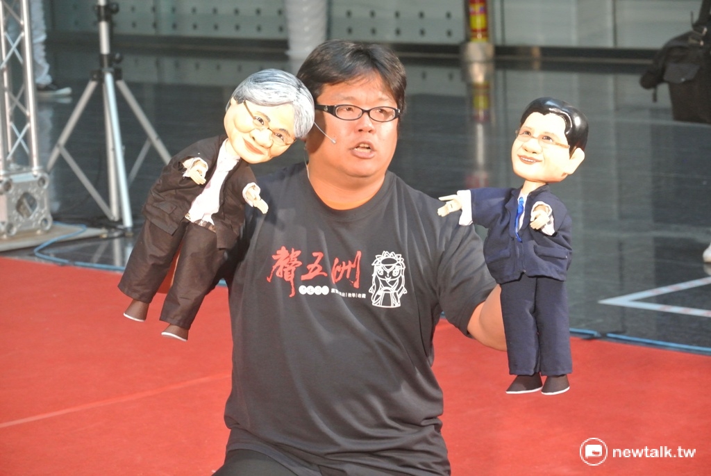 王英峻手中的玩偶，左手的像林佳龍，右手的像王志誠。 圖：唐復年/攝