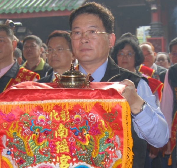 邱建富（前）近日忙著南瑤宮媽祖笨港進香活動，他平日活動範圍不僅有彰化市，被解讀有意挑戰現任的魏明谷，此畫面中魏明谷正巧位於邱的右後方。 圖：南瑤宮提供