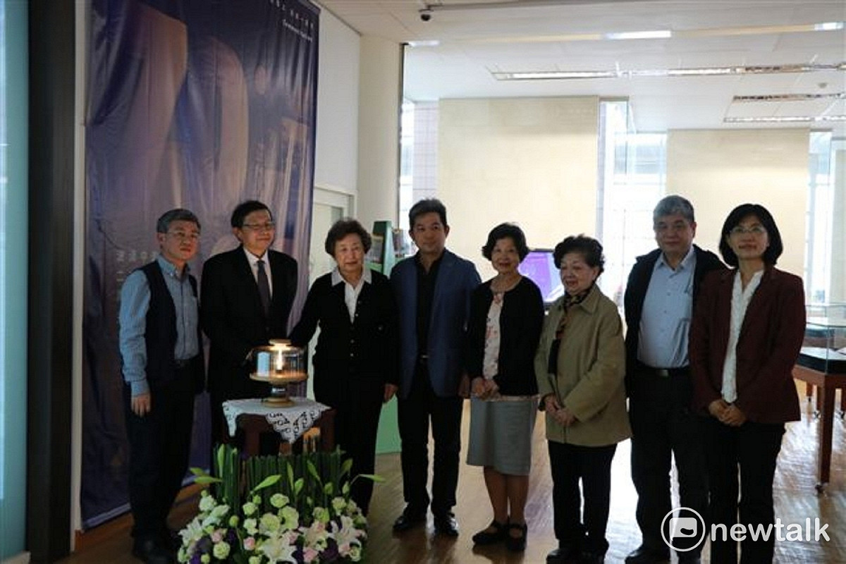 成功大學圖書館舉辦「波濤中的成大：二二八70周年解嚴30周年主題圖書及校史檔案展」，林茂生家屬也到場緬懷先人。 圖：黃博郎/攝