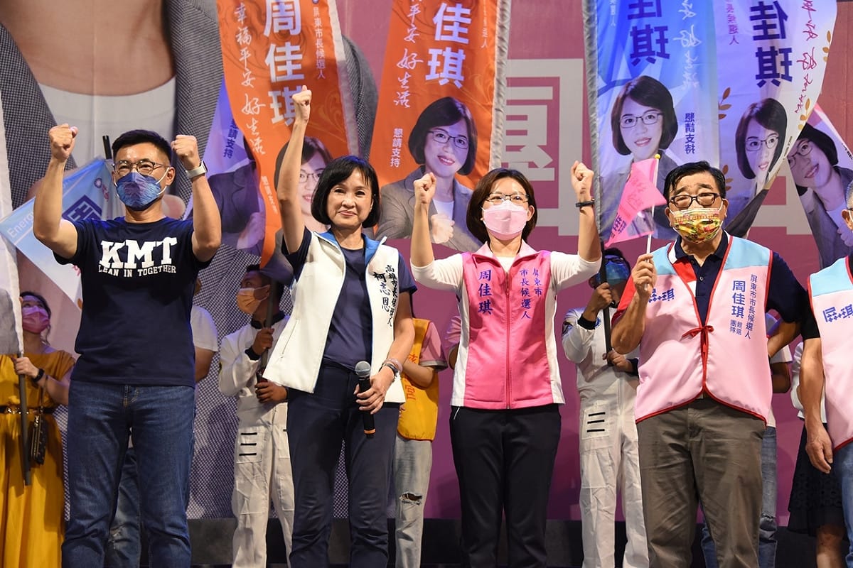 柯志恩(左二)首度回屏東站台力挺周佳琪(右二)。 圖：周佳琪競選總部提供