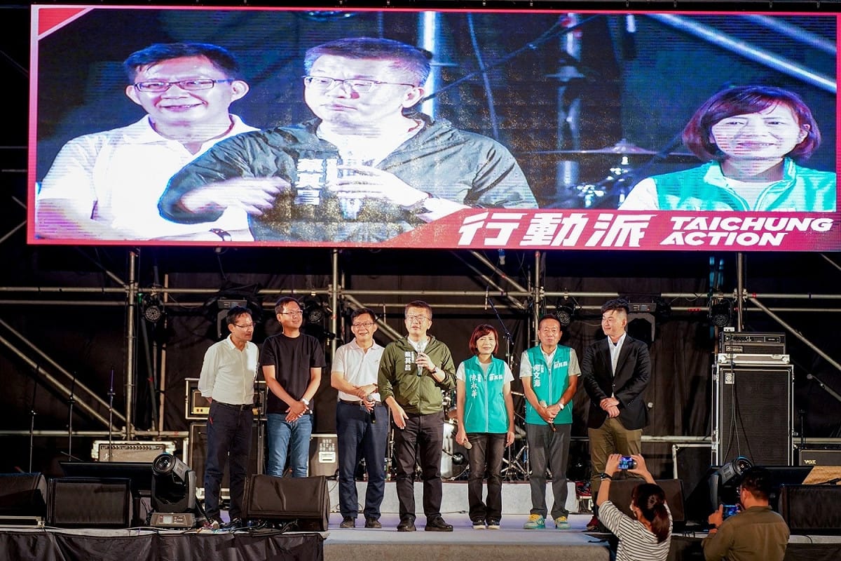 蔡其昌說，陳柏惟告訴他跟年輕人講話不要過度包裝，不要學台中市政府辦淨山活動，先把垃圾丟出來再撿起來。 蔡其昌競選總部/提供