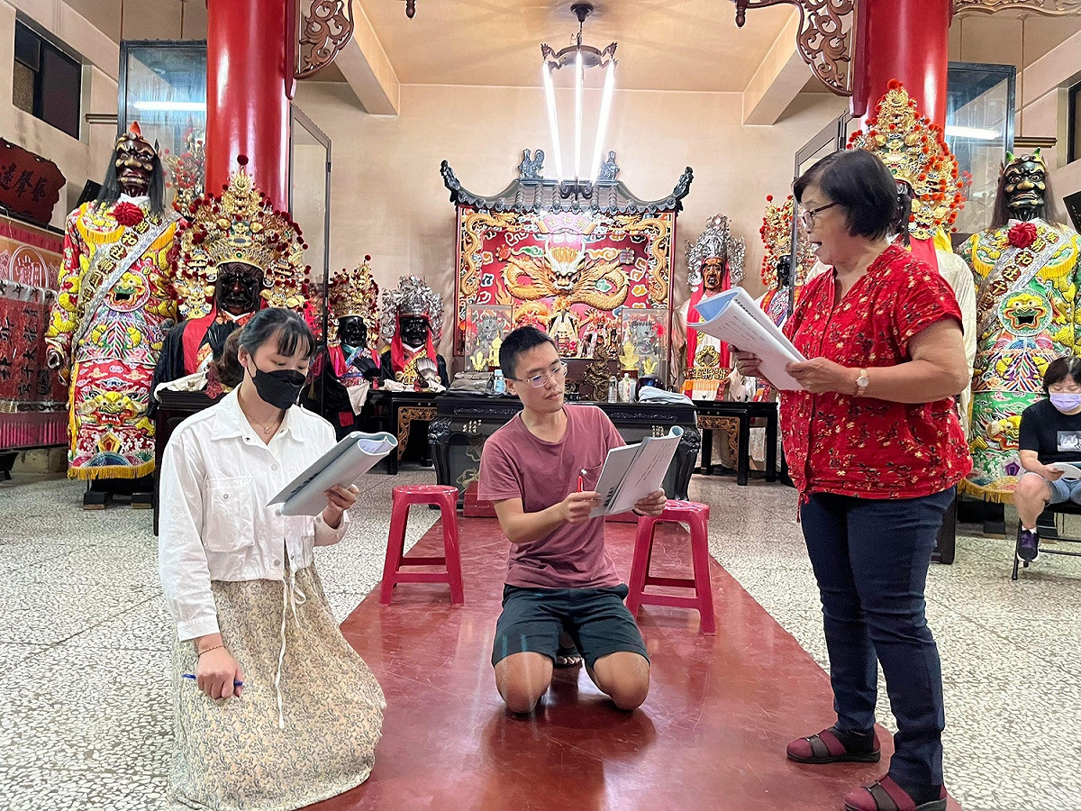 亂彈戲人間國寶彭繡靜藝師指導板橋潮和社社員排練。 圖：新北市文化局提供