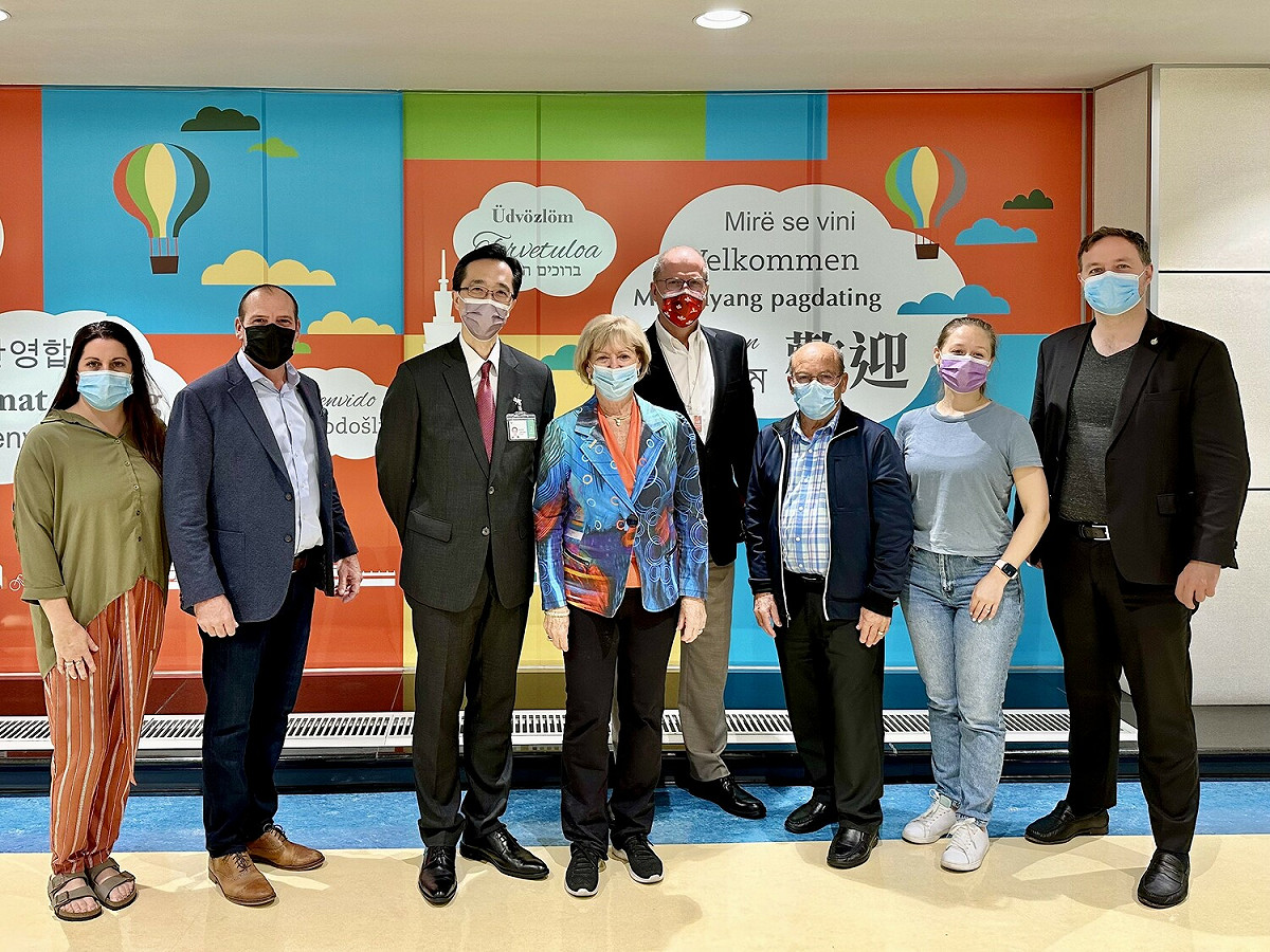 外交部北美司司長徐佑典（左三）代表我國政府在桃園機場歡迎由史葛洛( Judy Sgro )眾議員（左四）所率領的加拿大「加台國會議員友好協會」。 圖:外交部提供