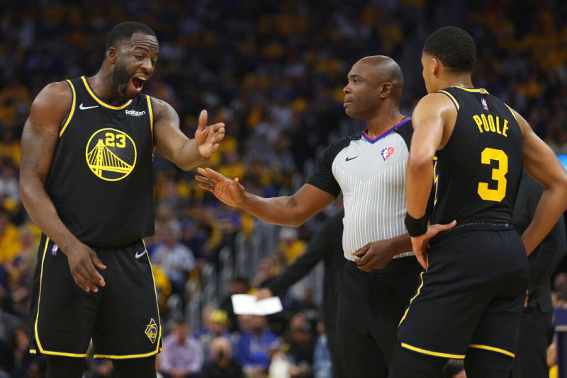 Draymond Green（左）與Jordan Poole（右）傳在訓練時發生衝突。 圖／美聯社／達志影像