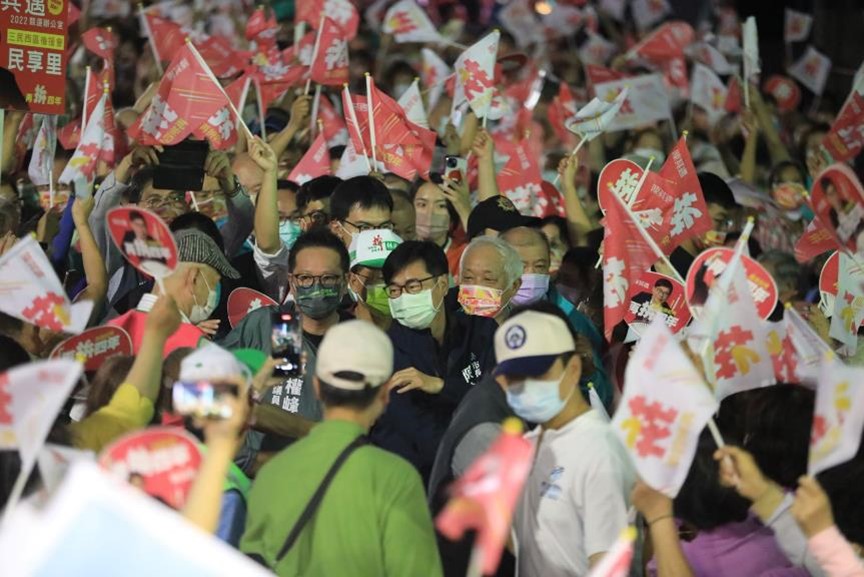 高雄市長候選人陳其邁在鄉親的簇擁下進場。 圖：陳其邁競選辦公室提供