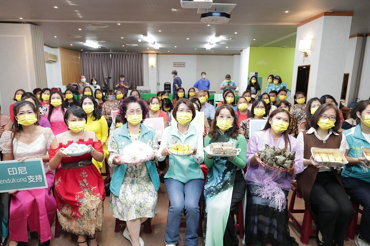 各國新住民各自送上家鄉吉祥物，祝福黃秀芳高票當選 黃秀芳競選總部/提供