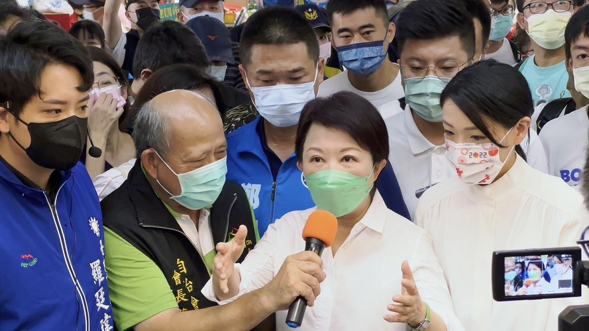 媒體詢問盧秀燕對於高委員和資策會的爭議，有什麼看法？盧秀燕說明，相信高委員的專業和學術能力。 圖:台中市議員羅廷瑋/提供