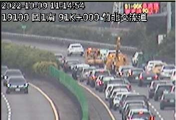 今早11時11分，國1南向91.2公里，2小客車追撞，占中線車道，11時19分排除，回堵5公里。 圖：高公局提供