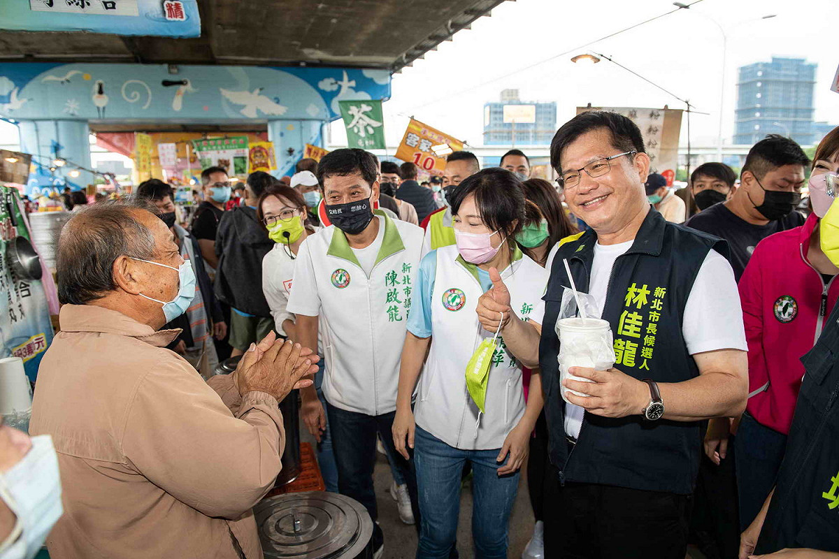 林佳龍在新北市議會民進黨團總召陳啟能、副召李倩萍與市議員李余典、彭佳芸、李坤城及市議員候選人邱婷蔚、顏蔚慈陪同下，到三重區重新橋觀光市集掃街拜票。 圖：林佳龍競辦提供