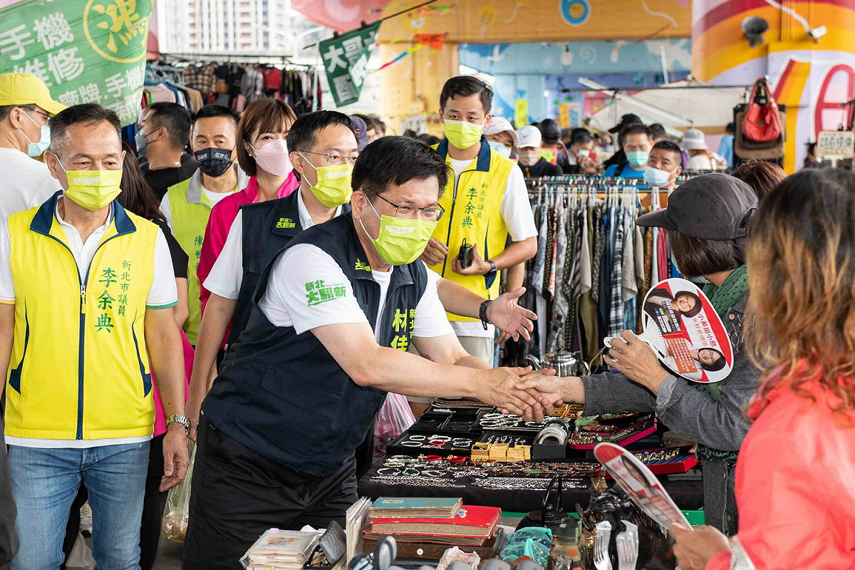 林佳龍在新北市議會民進黨團總召陳啟能、副召李倩萍與市議員李余典、彭佳芸、李坤城及市議員候選人邱婷蔚、顏蔚慈陪同下，與重新橋觀光市集民眾熱情問候。 圖：林佳龍競辦提供