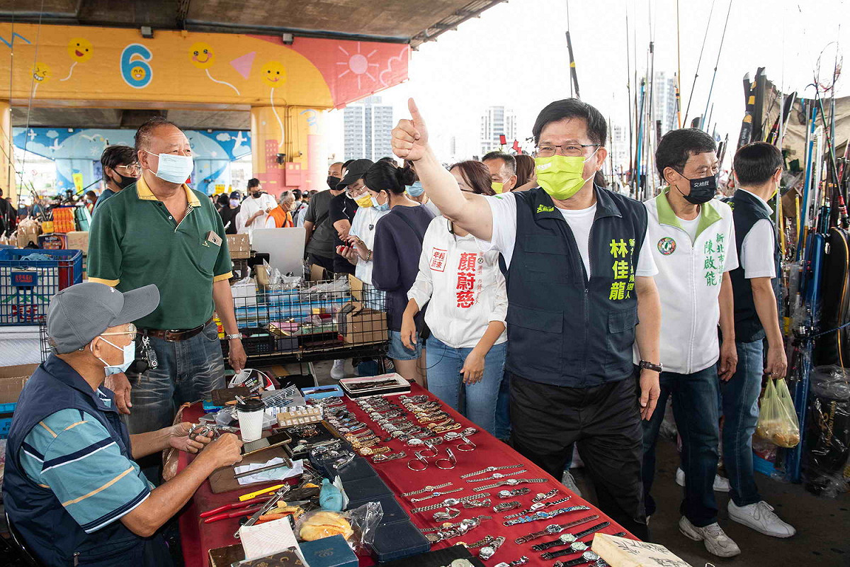 林佳龍到三重區重新橋觀光市集掃街拜票，向民眾熱情打招呼。 圖：林佳龍競辦提供