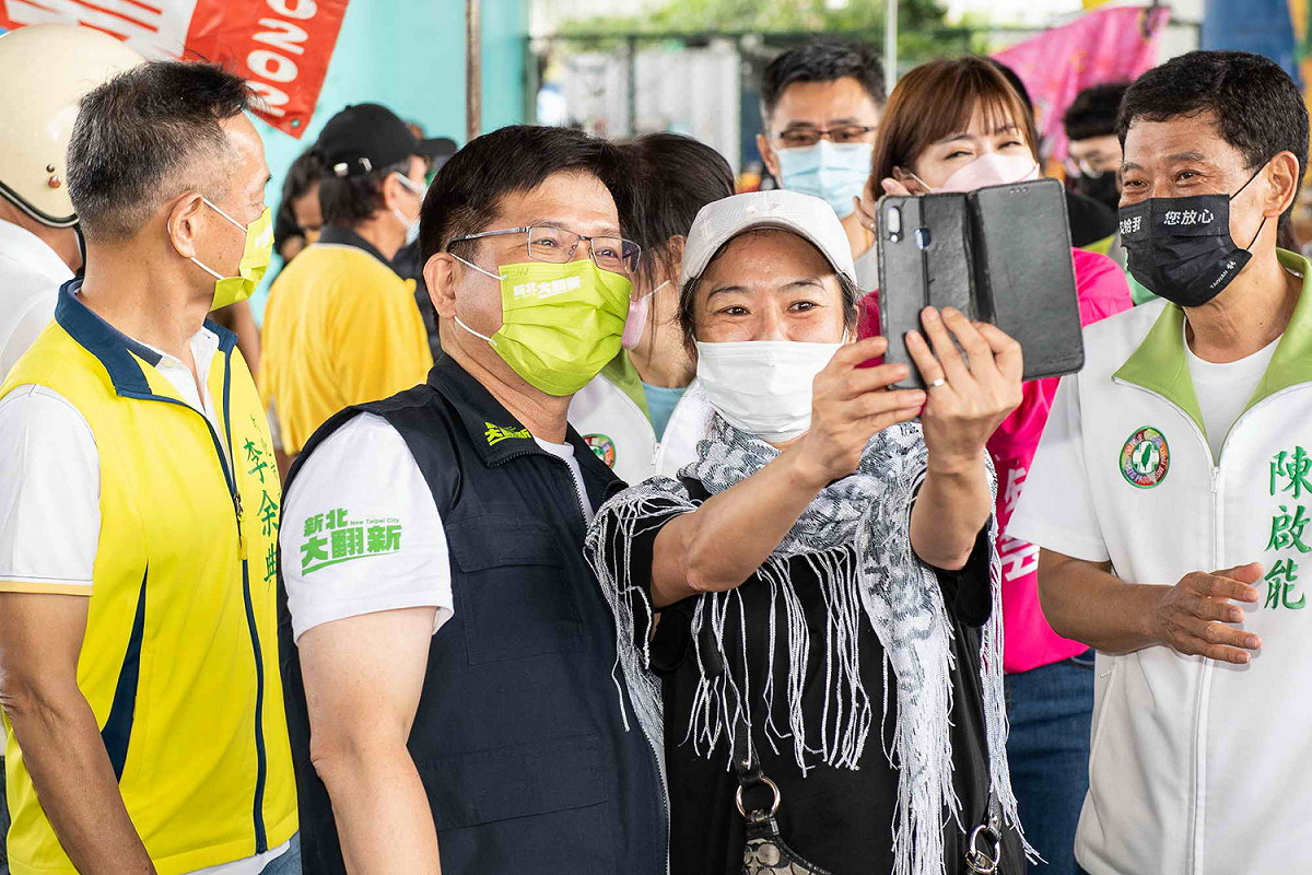 林佳龍到三重區重新橋觀光市集掃街拜票，民眾搶著合照。 圖：林佳龍競辦提供