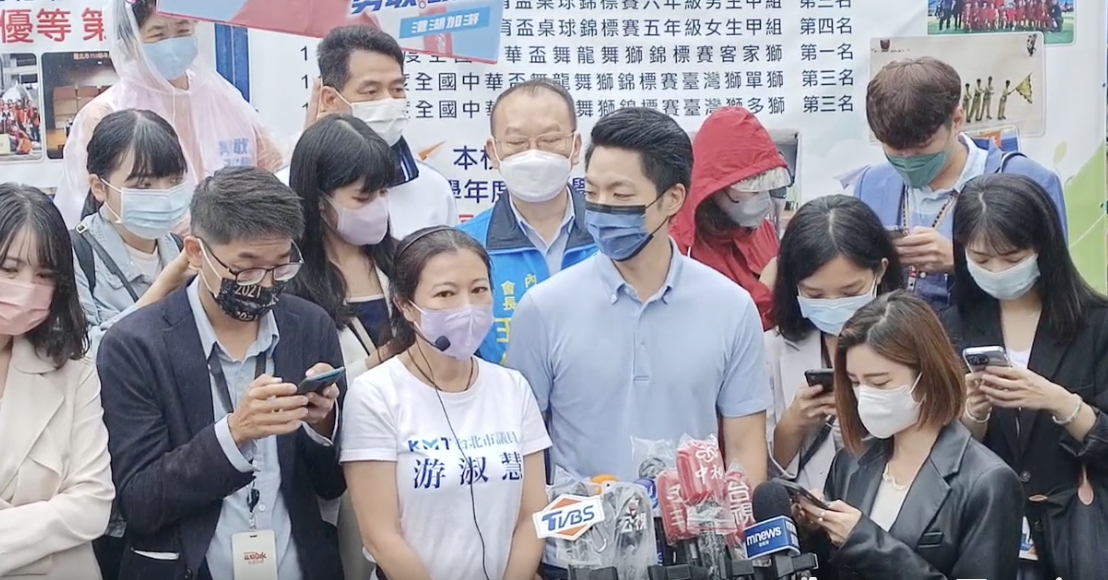 針對「深蹲免費搭公車」政策遭質疑，蔣萬安舉國外相似政策反擊，並表示民眾實質參與才能儘速達成減碳目標。 圖：截自游淑慧臉書