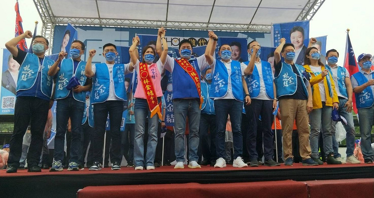 林金結X侯友宜聯合競總成立，藍營大咖齊聚，右起李四川、周錫瑋、鄭麗文、趙少康、朱立倫、侯友宜、林金結夫婦、江啟臣、鍾小平及李德維。 圖：林金結服務處提供