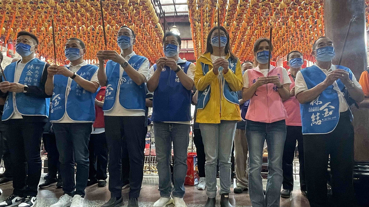 朱立倫、侯友宜及江啟臣、林金結等人一起到五穀先帝廟上香。 圖：林金結服務處提供