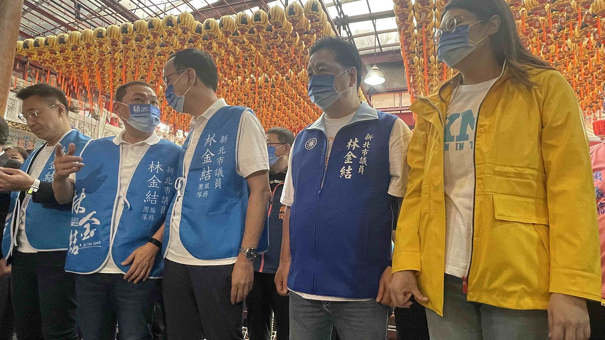 侯友宜及朱立倫在年底選舉中首度於造勢場合同台，不時交頭接耳。 圖：林金結服務處提供