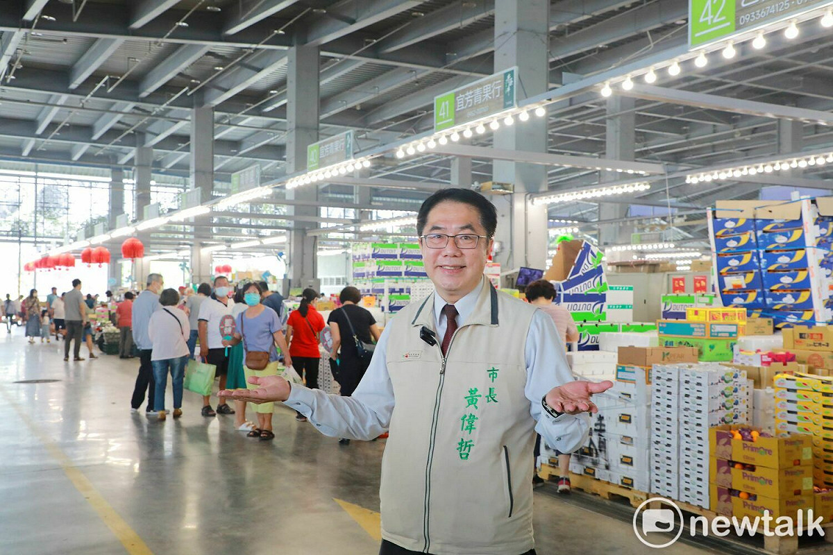 台南市長黃偉哲至新化踩點開箱這座全國最美的果菜市場，還幫忙促銷香蕉及酪梨，吸引不少民眾前往採買，他也喊話邀請全國民眾利用國慶連假造訪新化果菜市場。 圖：台南市政府提供