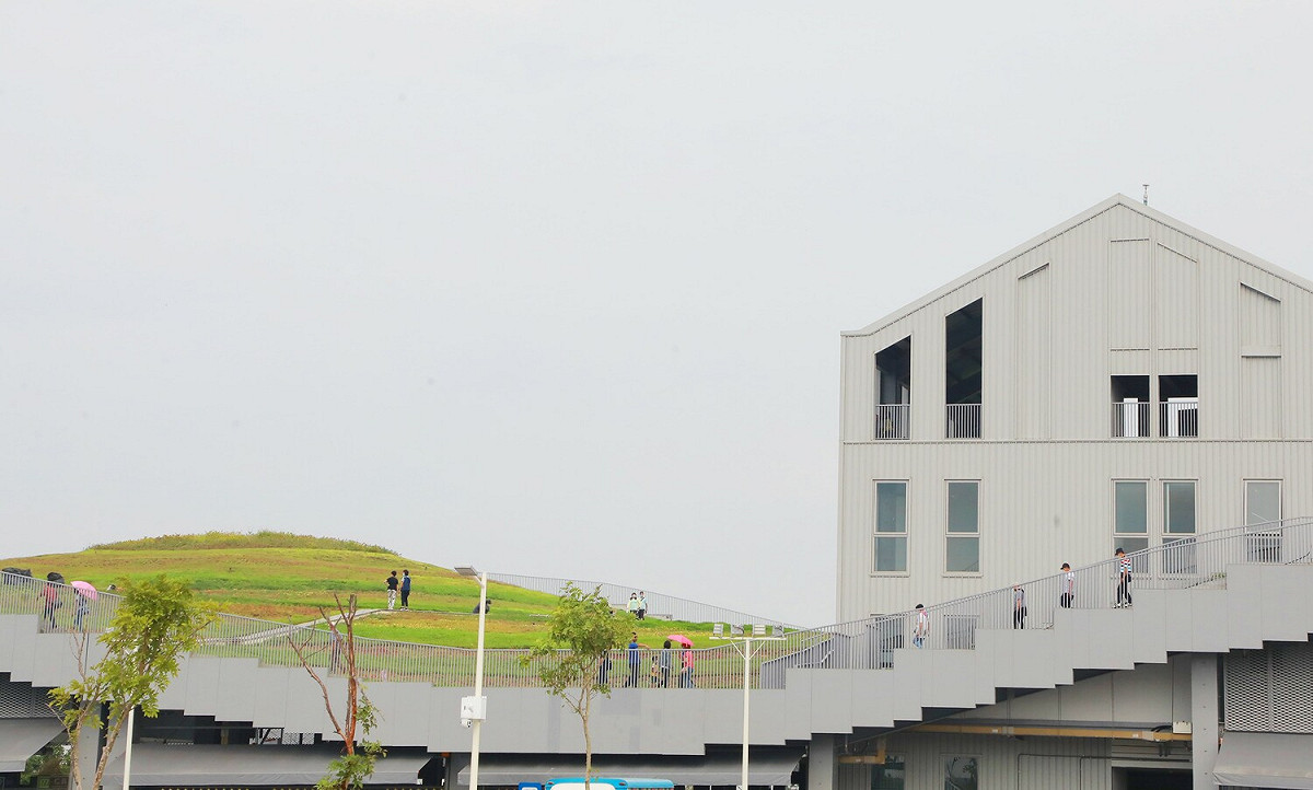 新化果菜市場建築設計特殊，吸引不少遊客前往參訪，除原有批發市場功能之外，預期可串聯新化周邊景點連成觀光軸帶，將成為兼具觀旅功能的果菜批發市場。 圖：台南市政府提供