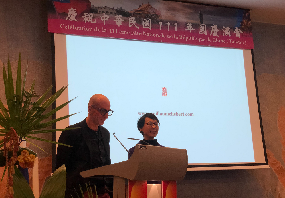 季勇和策展人粘蓮花向賓客介紹有關台灣的作品。 圖：蔡筱穎/攝