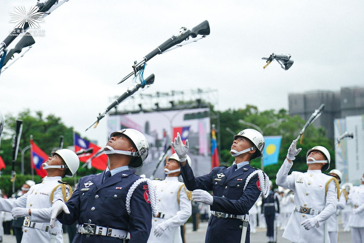 一年一度國慶大會明（10日）早8時55分將於總統府前廣場舉行。（圖為三軍聯合樂儀隊預演） 圖：擷自臉書「中華民國 讚國慶」