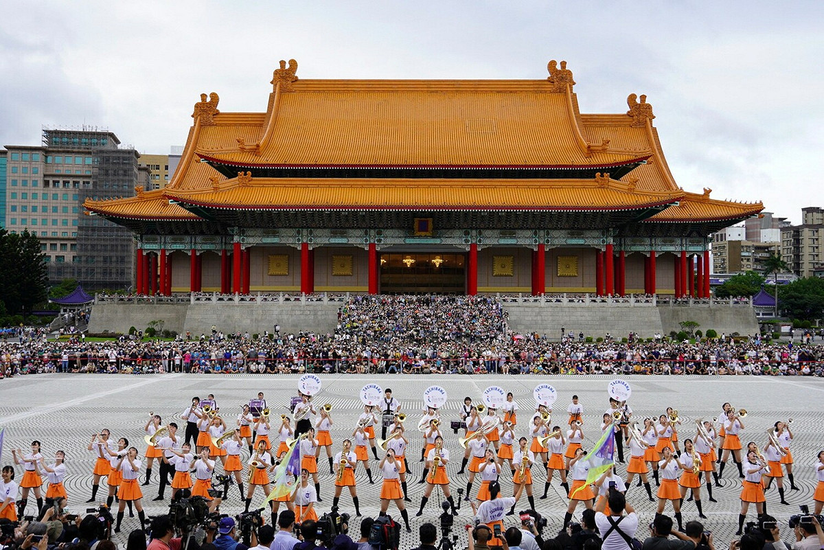 日本京都橘高校吹奏部今年受邀來台參與國慶典禮，今天下午和北一女、曉明女中在兩廳院外廣場交流，3校共吸引數千人於場外駐足等候。 圖：取自中華文化總會