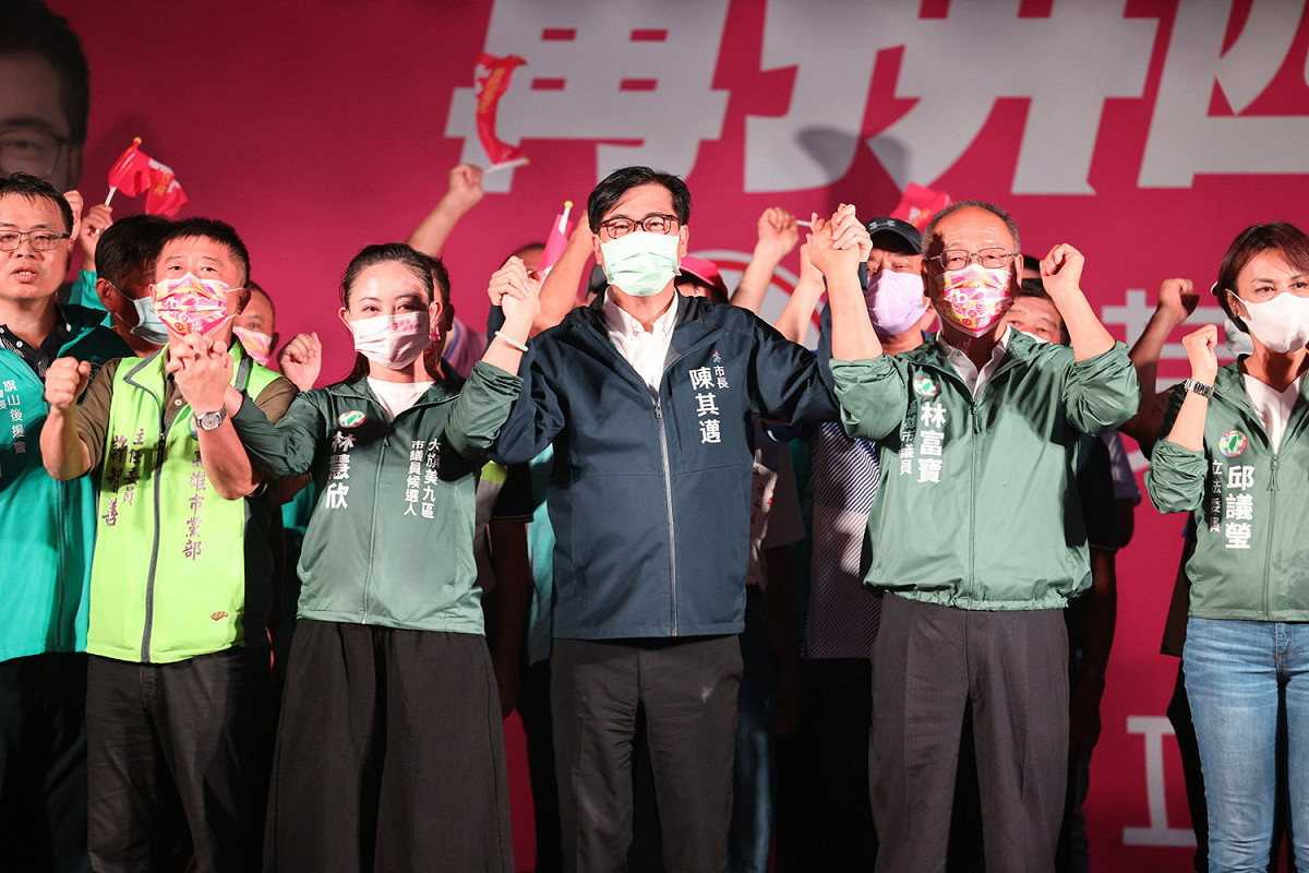 陳其邁方挺大旗美推出的林富寶*右二)及林慧欣(左三)。 圖：陳其邁競選辦公室提供
