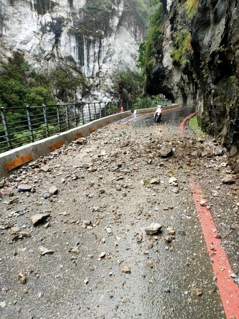 太魯閣國家公園內的燕子口步道因降雨導致落石，太管處緊急封閉，預計11日開始清除，呼籲遊客暫勿前往。  圖/太管處提供